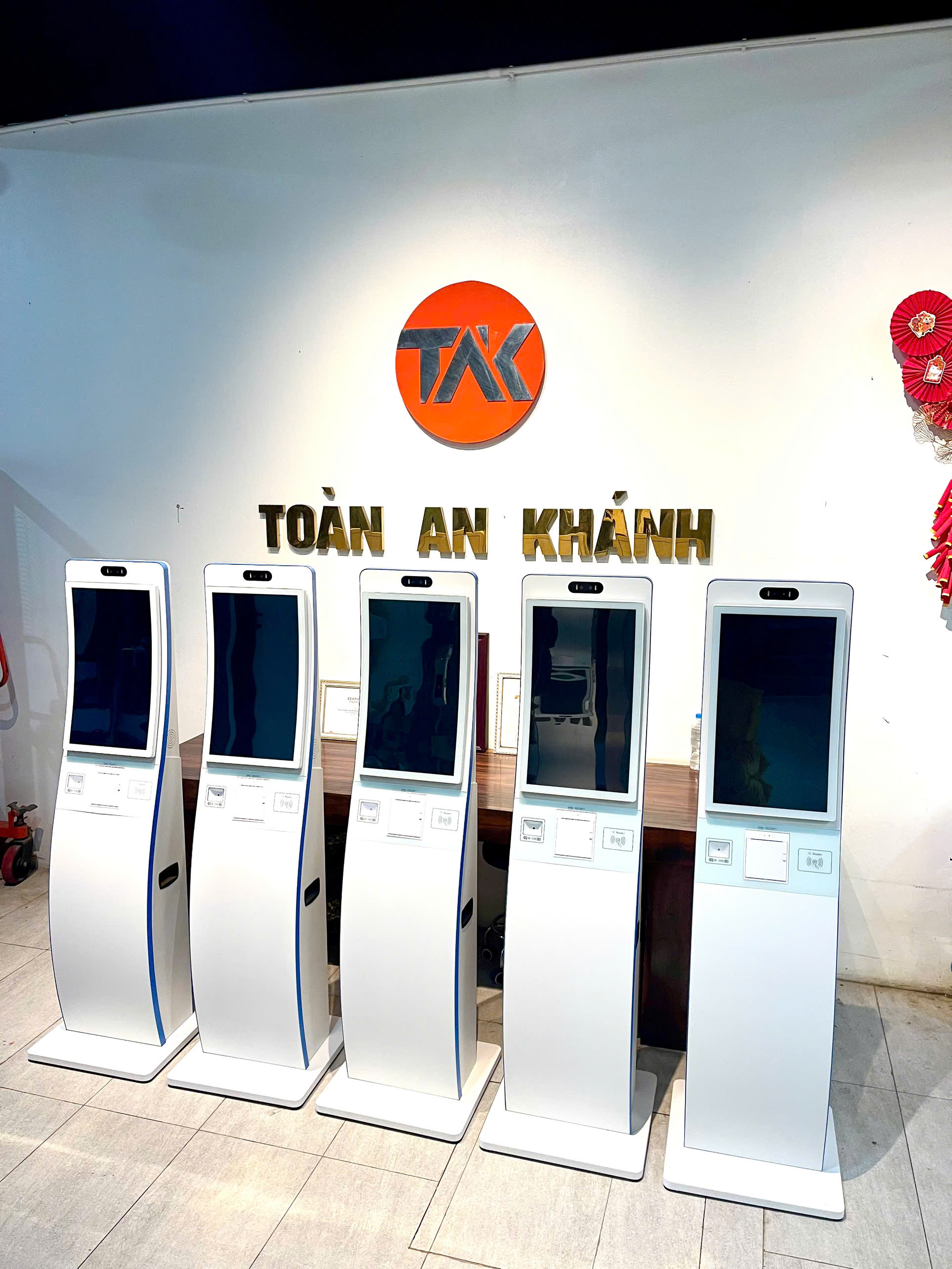 Kiosk bán hàng tự động TAK-XY-FK L23B