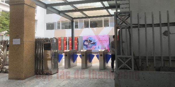 Lắp đặt cổng xếp inox và hệ thống cửa phân làn cho trường mầm non Sakura Phạm Hùng