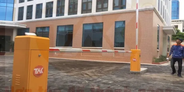 Lắp đặt hệ thống Cửa phân làn và Barie tự động tại 64 Nguyễn Chí Thanh, Hà Nội