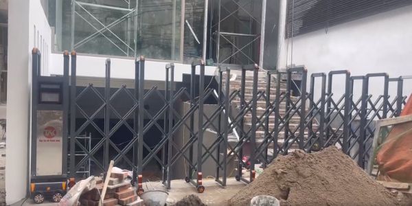 Lắp đặt cổng xếp nhôm hợp kim công ty TNHH Xuất nhập khẩu Thuận Phát
